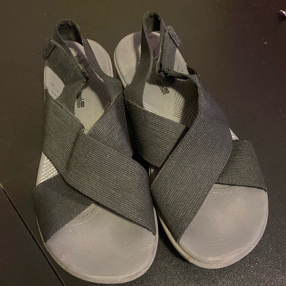Clarks Cloudsteppers Sandals women’s, Black in color,Size 6
